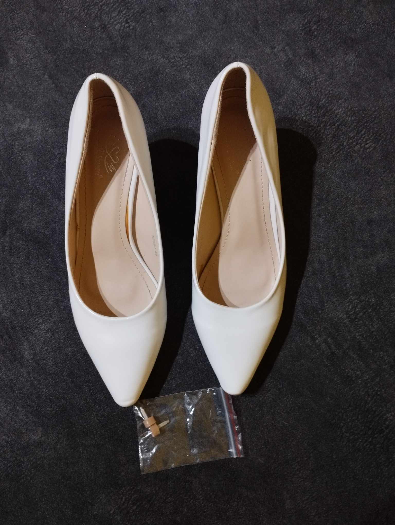 Fehér, magas sarkú női alkalmi cipő, 40-es méret