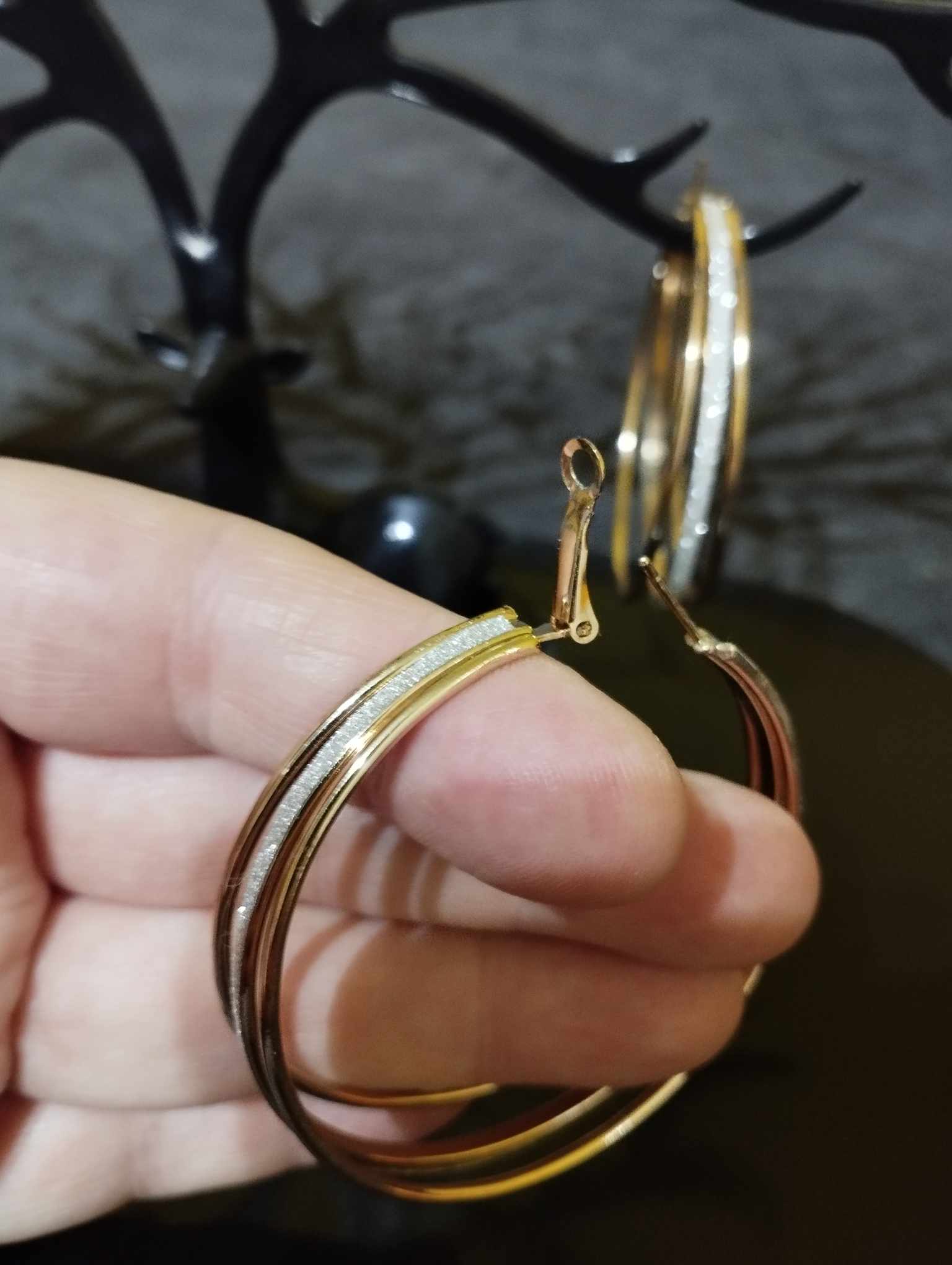 Nagy méretű, arany színű, csillogós karika fülbevaló